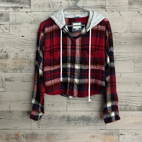 American Eagle Outfitters Tops - American Eagle women’s cropped flannel hoodie. Size medium.